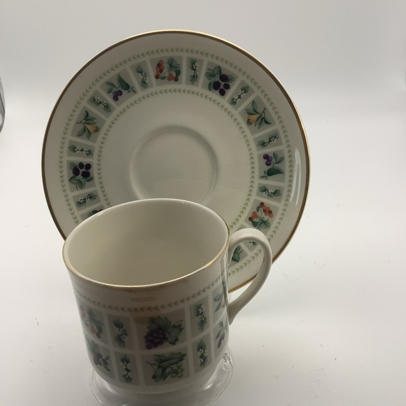 Set of Four Royal Doulton England Tapestry Cups and Saucers - Picture 6 of 11